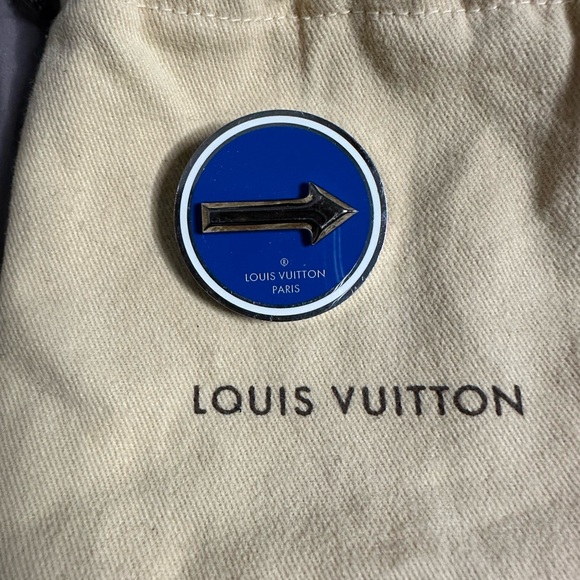 Louis Vuitton Direction Arrow Pin-Authentic - Picture 2 of 5